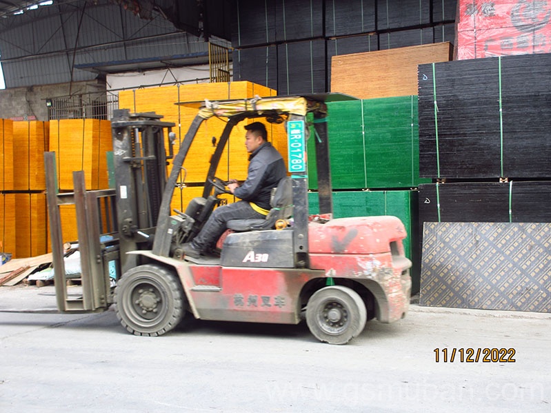 **發(fā)30車(chē)建筑模板,怪獸木業(yè)勁爆的** **發(fā)30車(chē)建筑模板,怪獸木業(yè)勁爆的**